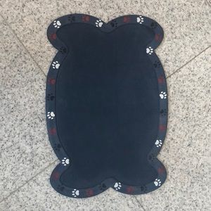 Rubber paw print dog placement mat